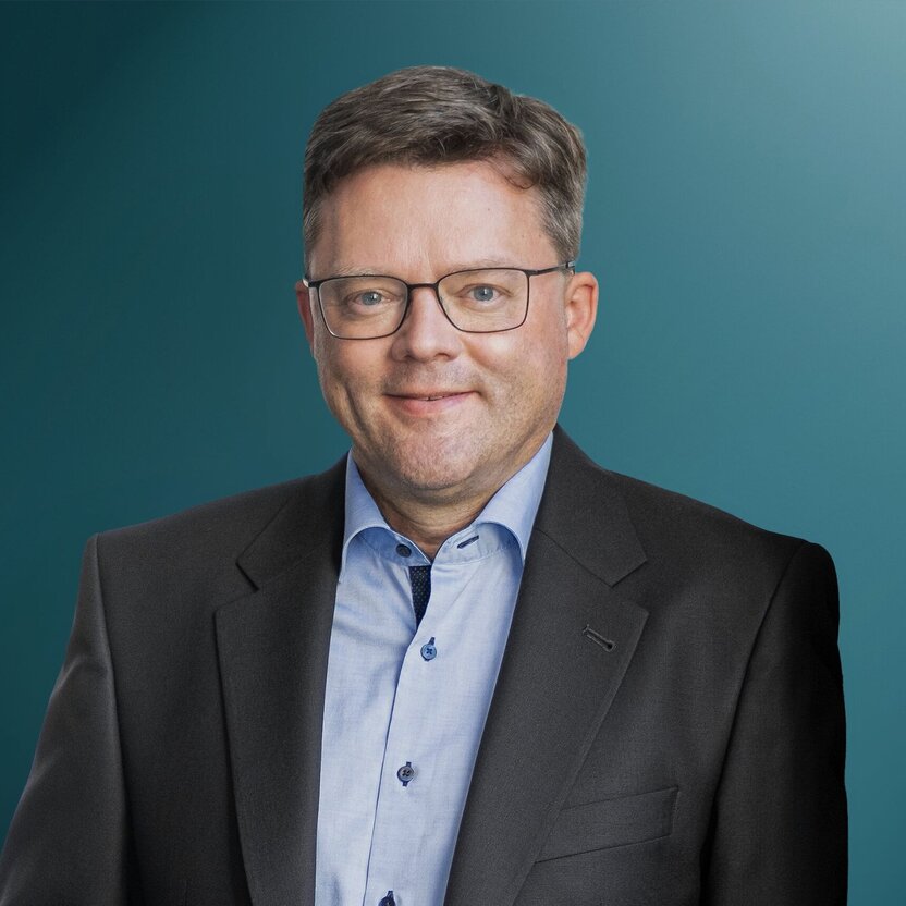 Dr. Sören Trebst CEO OXG