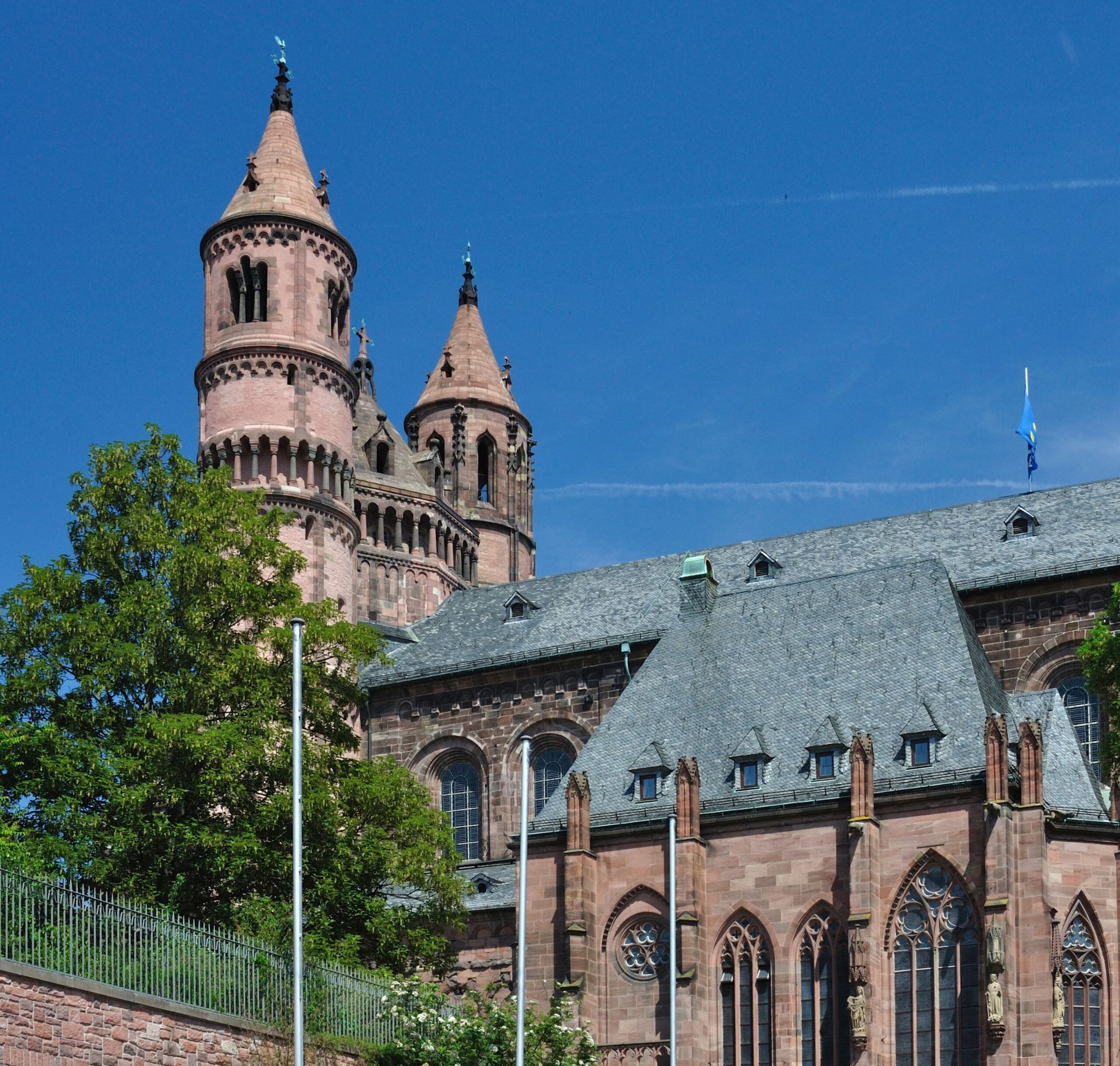 Worms Kirche Bäume